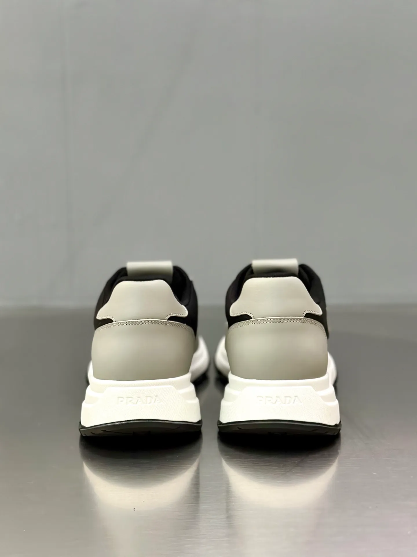 💰740 Prada/Prada men's new mesh stitching sneakers. This sneaker presents a modern version, reinterpreting the brand's archive style with clean lines and smooth details. The shoes are made of calf leather and technical fabric, with a triangular metal logo on the outside, bright TPU decoration on the heel, and a longer and padded inner heel design for a more comfortable fit. The tongue is decorated with a silk-screen logo, and is paired with a hollow rubber sole on the heel. The full cowhide lining comes standard with logo cowhide foot pads, making the upper foot taller, more comfortable, and versatile! Comes with full original packaging! Size: 39-40-41-42-43-44 standard leather shoe size (45 can be customized and does not support returns)